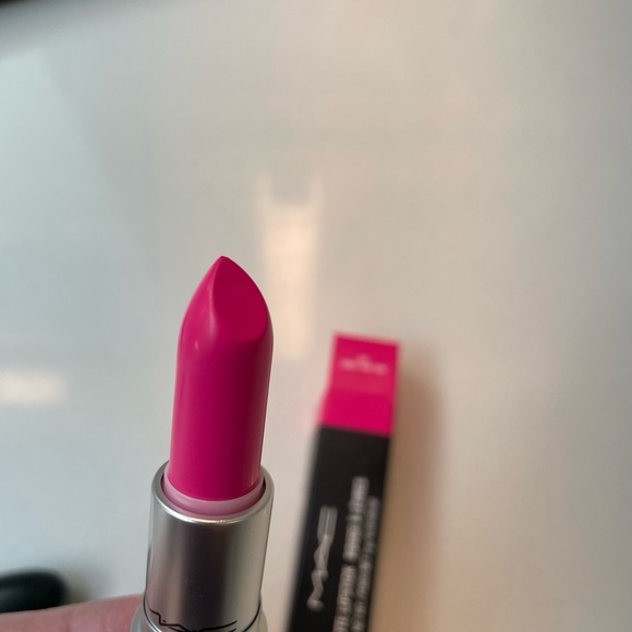 New MAC Matte Lipstick, 601 Candy Yum-Yum - Picture 2 of 5
